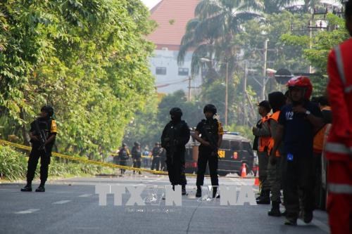 印尼东爪哇省发生连环爆炸袭击 造成至少13人死亡 hinh anh 2