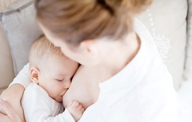 母乳喂养到2岁的越南宝宝比例占22% hinh anh 1