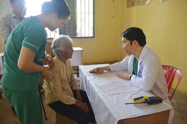 旅居柬埔寨越南人医生为旅柬越侨免费体检和发药 hinh anh 1