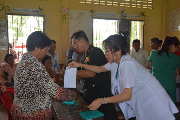旅居柬埔寨越南人医生为旅柬越侨免费体检和发药 hinh anh 2