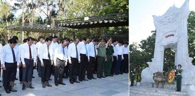 越南政府领导在长山国家烈士陵园敬香 hinh anh 2
