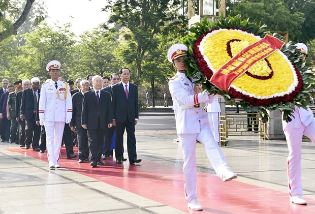 胡志明主席诞辰128周年：越南党和国家领导人拜谒胡志明主席陵 hinh anh 1