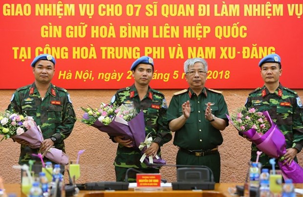 7名越南军官将前往中非和南苏丹执行维和任务 hinh anh 1