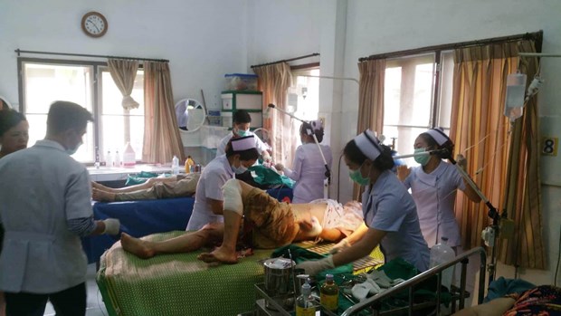 泰老归侨在老挝中部遭遇事故：伤员23日当天被送回越南继续接受治疗 hinh anh 2