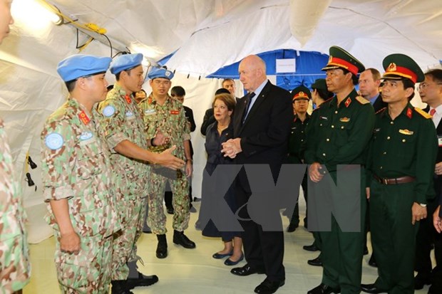 澳大利亚总督彼得·科斯格罗夫与越南一号二级野战医院干部人员进行了会面 hinh anh 1