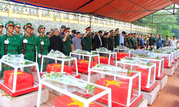 昆嵩省为16具烈士遗骸举行追悼会和安葬仪式 hinh anh 1