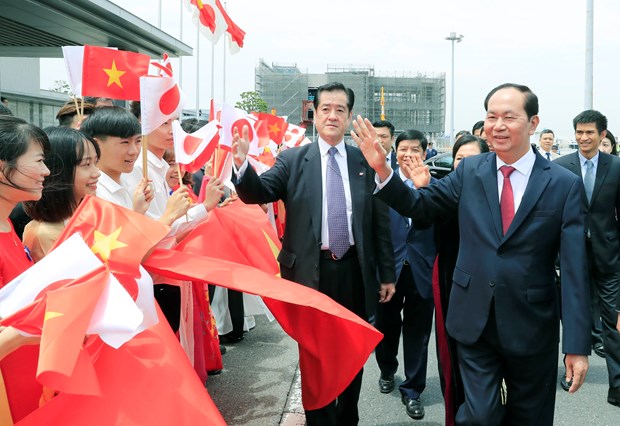 越南国家主席陈大光和夫人抵达东京 开始对日本进行国事访问 hinh anh 2