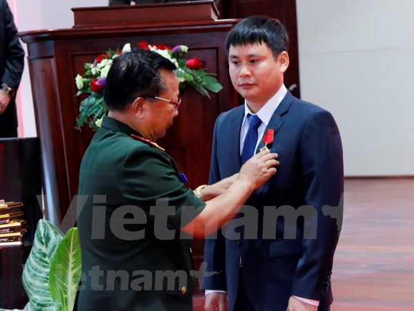 老挝向越南军队电信集团在老挝联营体授予劳动勋章 hinh anh 1