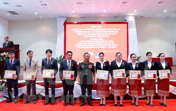 老挝向越南军队电信集团在老挝联营体授予劳动勋章 hinh anh 2