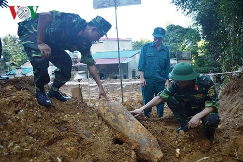 安沛省挖出一枚150公斤的炸弹 已被成功销毁 hinh anh 1