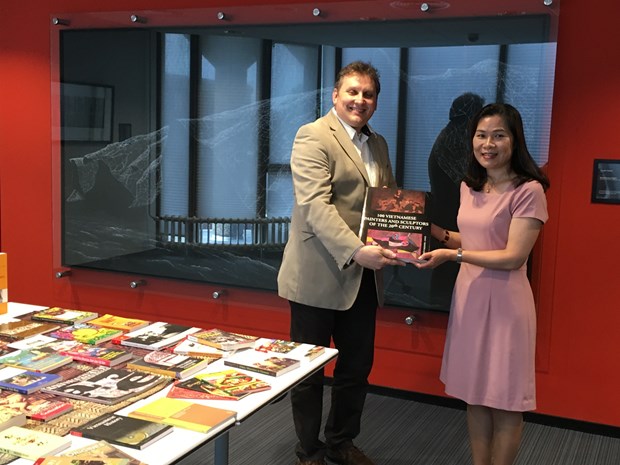 越南驻荷兰大使馆向莱顿大学图书馆赠送41本关于越南的珍贵英文版书籍 hinh anh 1
