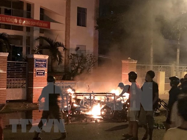 平顺省拘留12名参与聚众闹事、打砸公共财物和袭击公安干警的极端者 hinh anh 1