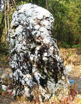 莱州省边境地区哈尼族的圣石——白石老人 hinh anh 1
