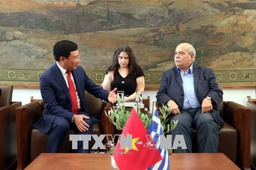 越南政府副总理范平明会见希腊国会领导 hinh anh 1
