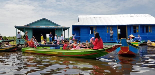 柬埔寨越侨水上教室竣工落成 为多名越侨子女圆上学之梦 hinh anh 2