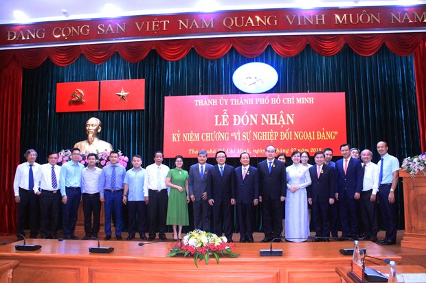胡志明市多个先进集体和个人荣获“致力于党的对外事业”纪念章 hinh anh 2