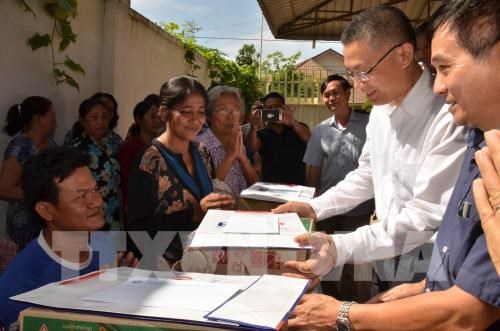 越南驻柬代表机构和企业为旅柬越侨和柬埔寨贫困灾民提供援助 hinh anh 1
