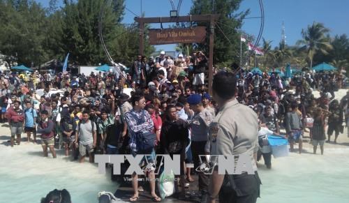 印尼强烈地震：2000多名游客已撤离灾区 所有丧命者都是印尼人 hinh anh 1