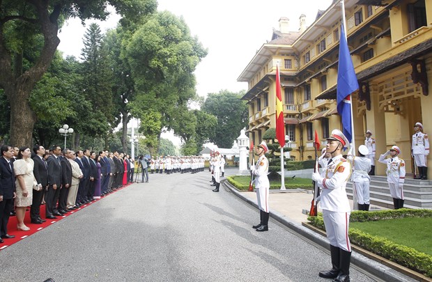 越南外交部在河内举行东盟旗升旗仪式 hinh anh 1