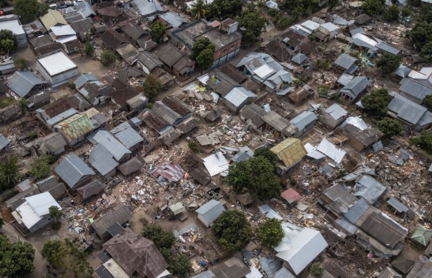 印度尼西亚龙目岛强震：死亡人数近350人 另有1400余人受伤 hinh anh 1