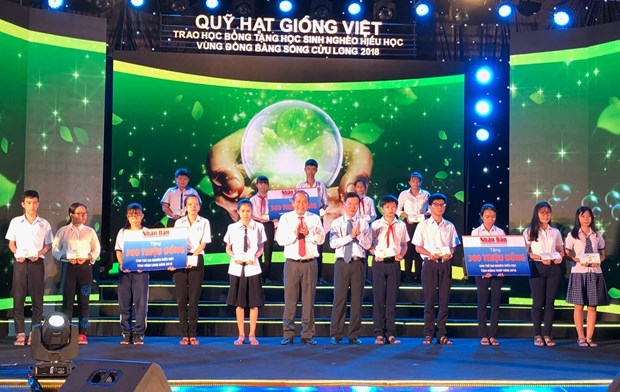 “越南种子基金会”向九龙江三角洲13个省市特困学生颁发助学金 hinh anh 1