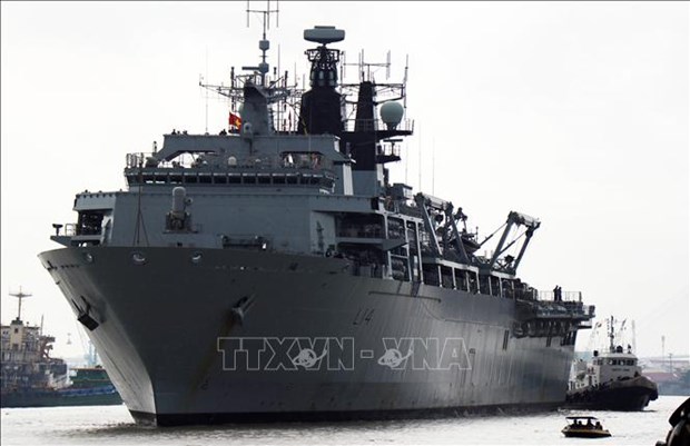 英国皇家海军两栖船坞登陆舰访问越南 hinh anh 2