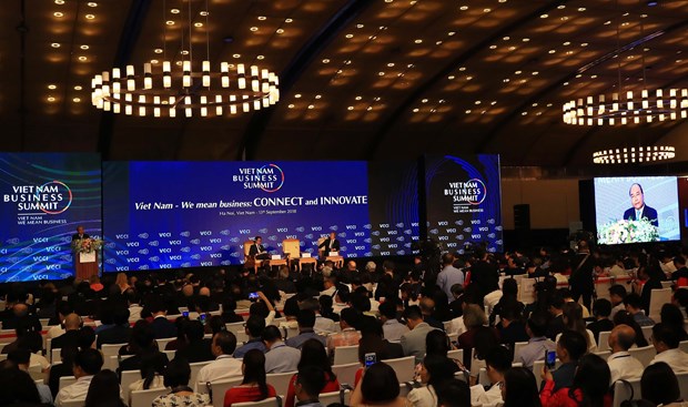 WEF ASEAN 2018:政府总理阮春福和WEF主席共同主持2018年越南工商峰会上的对话 hinh anh 1