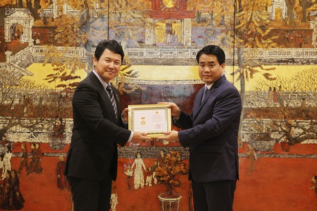 日本驻越南副大使荣获 “致力于首都建设事业”纪念章 hinh anh 1