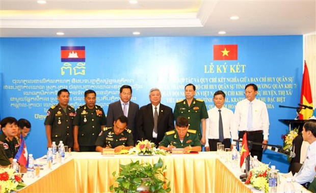 越南平阳省加强与柬埔寨两省的全面合作 hinh anh 1