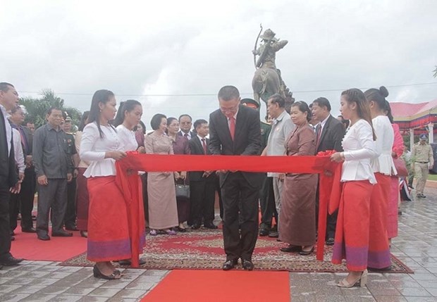 越柬友谊纪念碑在柬埔寨白马市竣工 hinh anh 1