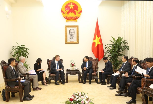 越南政府副总理兼外长范平明会见亚洲开发银行副行长格罗夫 hinh anh 2