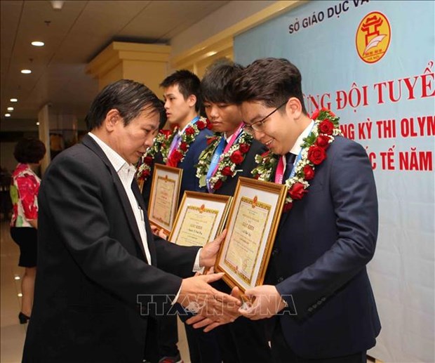 越南为国际天文与天体物理奥林匹克竞赛获奖者颁发奖状 hinh anh 2