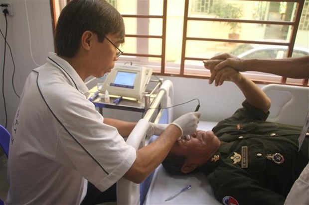 越南医师队伍为柬埔寨贫困患者做免费手术 hinh anh 3