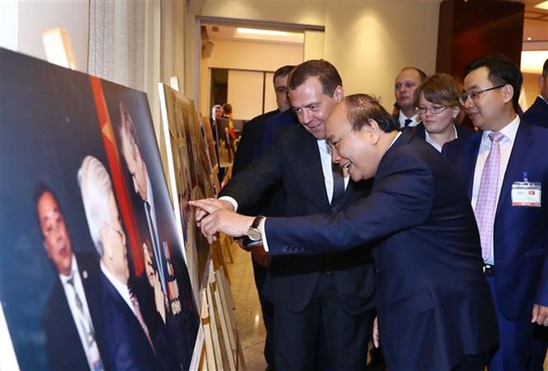 俄罗斯总理梅德韦杰夫参观越俄关系图片展 hinh anh 2