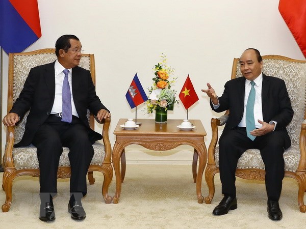 越南政府总理阮春福同柬埔寨首相洪森举行会谈 hinh anh 1