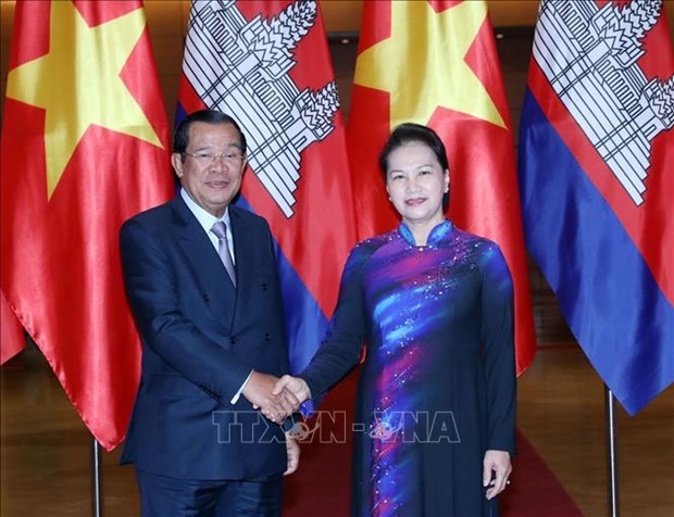 越南国会主席阮氏金银会见柬埔寨首相洪森 hinh anh 1