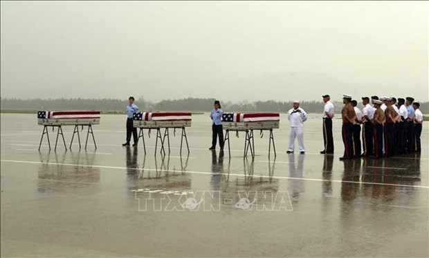 在越南战争失踪的美国军人遗骸归国仪式在岘港举行 hinh anh 1