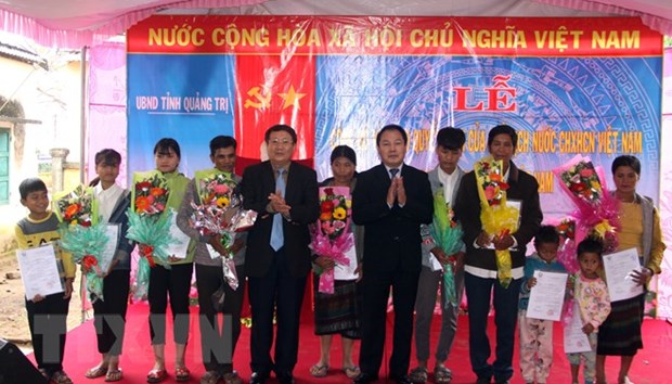 广治省向119名老挝人颁发《越南社会主义共和国入籍证书》 hinh anh 1