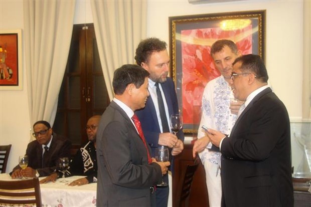 越南驻马来西亚大使会见各国驻马来西亚兼任驻越南大使 hinh anh 2