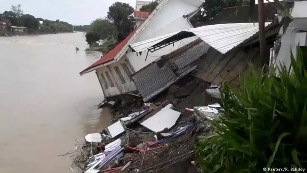 台风乌斯曼袭击菲律宾 已致近70人死亡 hinh anh 1