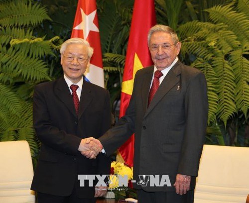 越南领导人致电祝贺古巴等国国庆 hinh anh 1