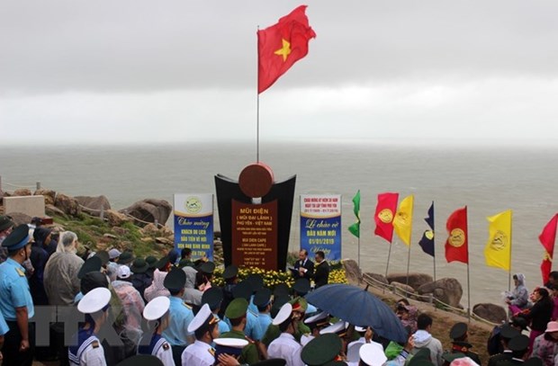 越南大陆领土最东端地区举行2019年新年升旗仪式 hinh anh 1