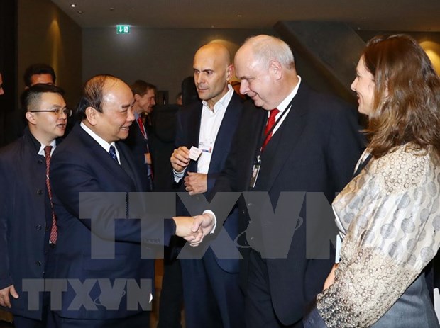 WEF Davos 2019: 越南政府总理阮春福与世界跨国集团负责人进行对话 hinh anh 2