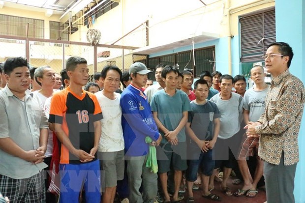 越南驻印度尼西亚大使馆代表团走访慰问被印尼拘留的越南渔民 hinh anh 1