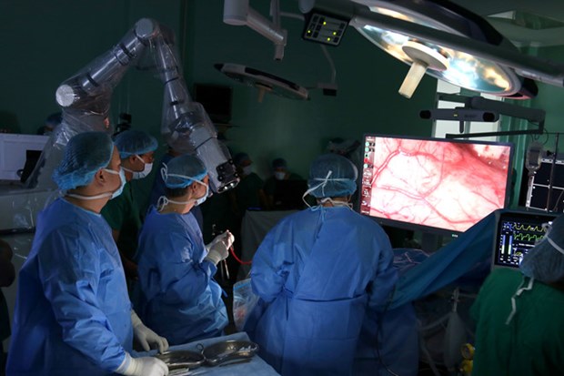 越南首次将机器人应用到脑部手术 hinh anh 1