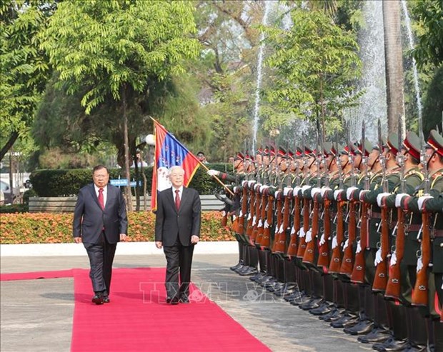 越共中央总书记、国家主席阮富仲抵达老挝首都万象 开始对老挝进行正式友好访问 hinh anh 2