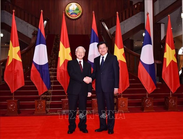 阮富仲会见老挝政府总理和国会主席 hinh anh 1