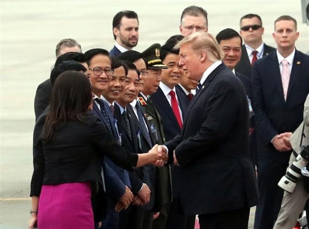 美国总统特朗普离开越南启程回国 hinh anh 3