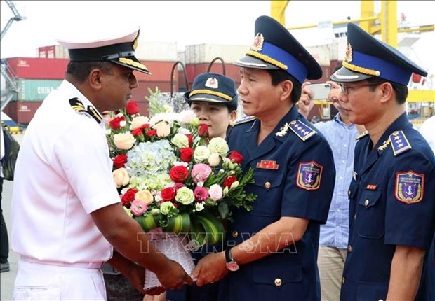 印海岸警卫队“维吉特” 号军舰访问岘港市 hinh anh 2