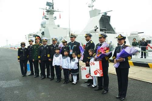 越南015号和011号舰艇抵达中国青岛参加多国海军活动 hinh anh 2